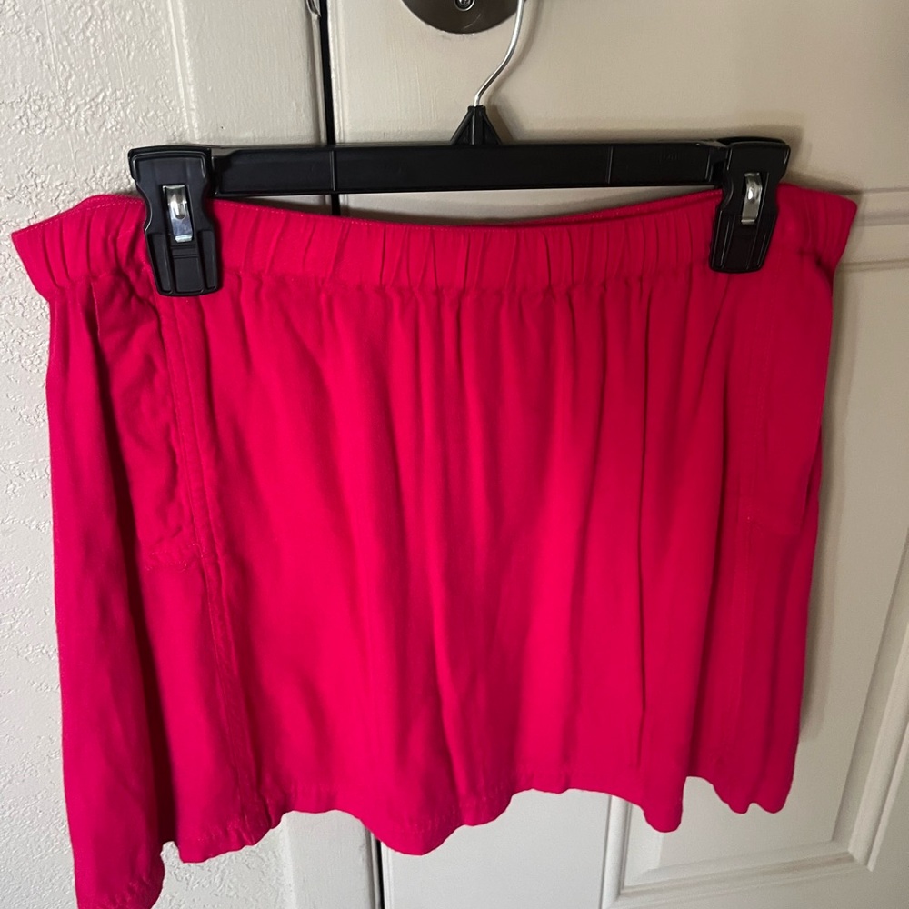 Hot pink short skirt with pockets.